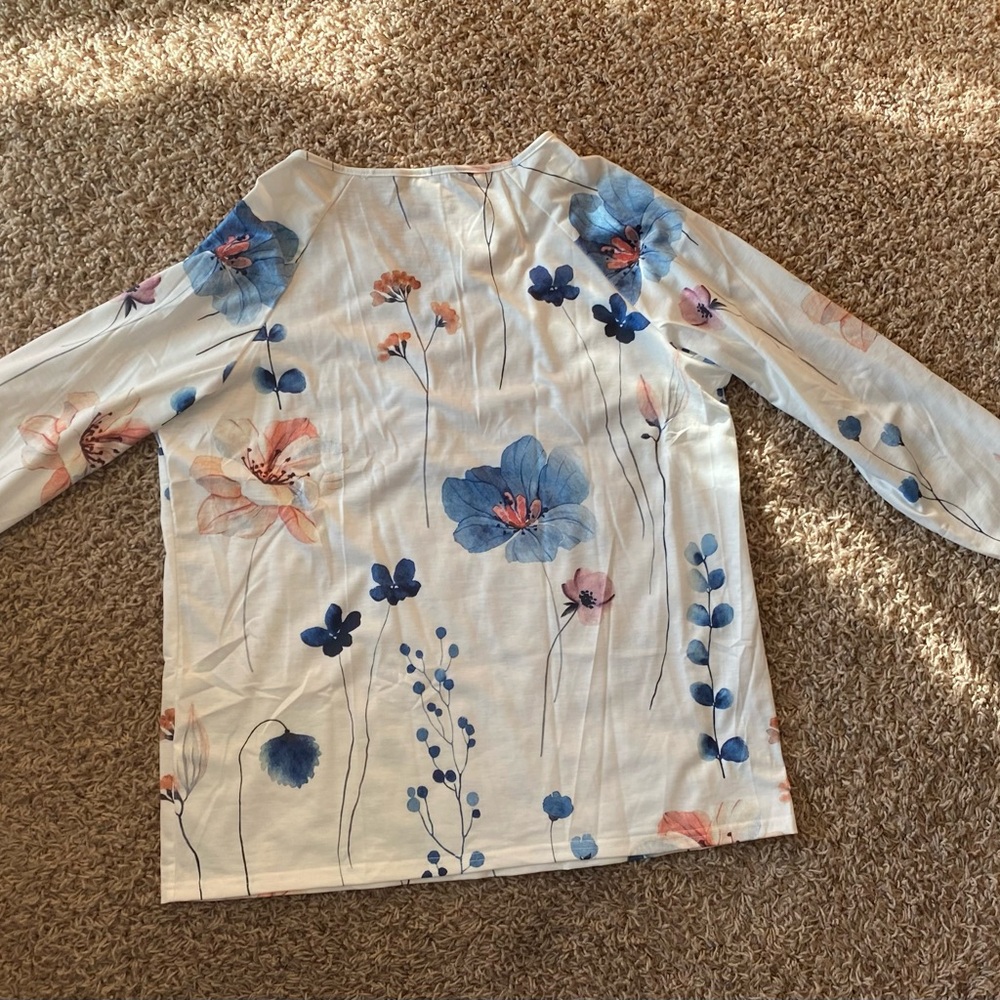 NWOT-Floral Long Sleeve Top - Picture 7 of 9